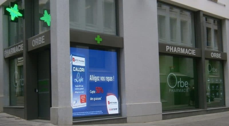 Ecran Ledoneo pour la vitrine de la pharmacie Orbe à Bayonne (64)