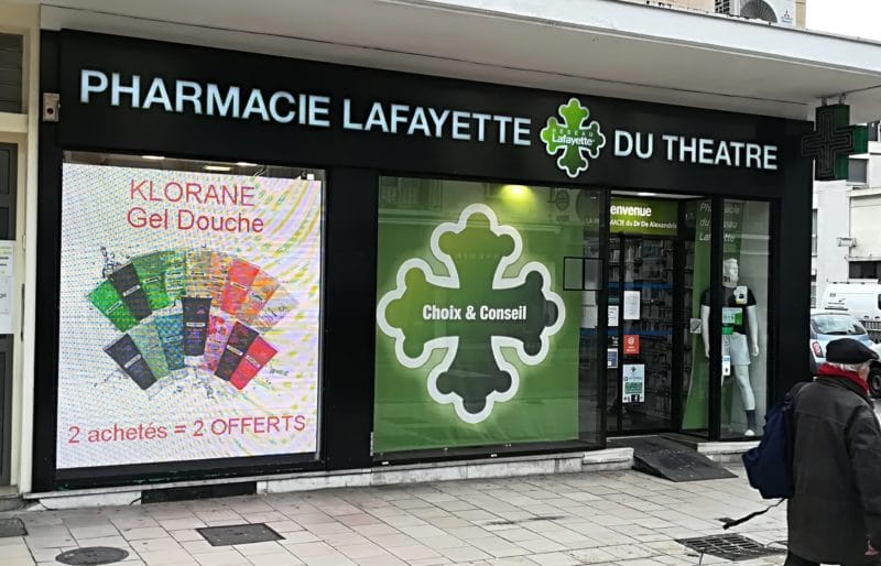Installation écran de vitrine pharmacie du théâtre à Rouen par Ledoneo