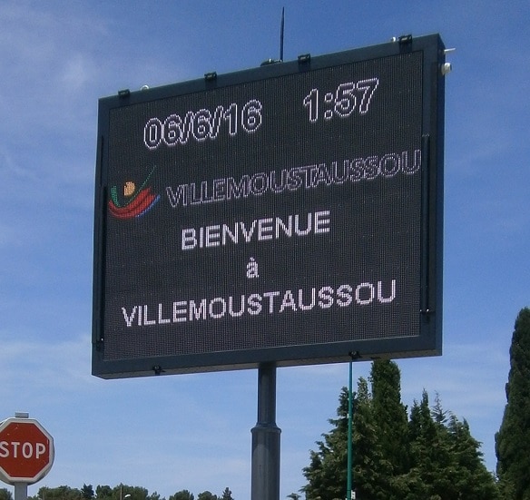 Ledoneo installe un panneau lumineux à Villemoustaussou