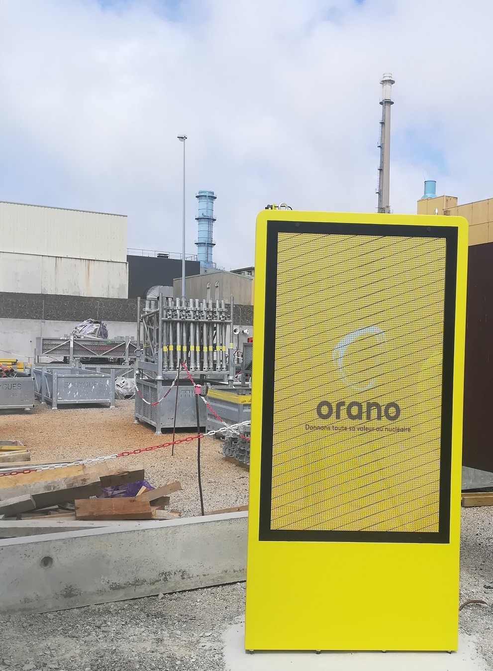 Ledoneo installe plusieurs totems extérieurs à Orano sur le site de la Hague